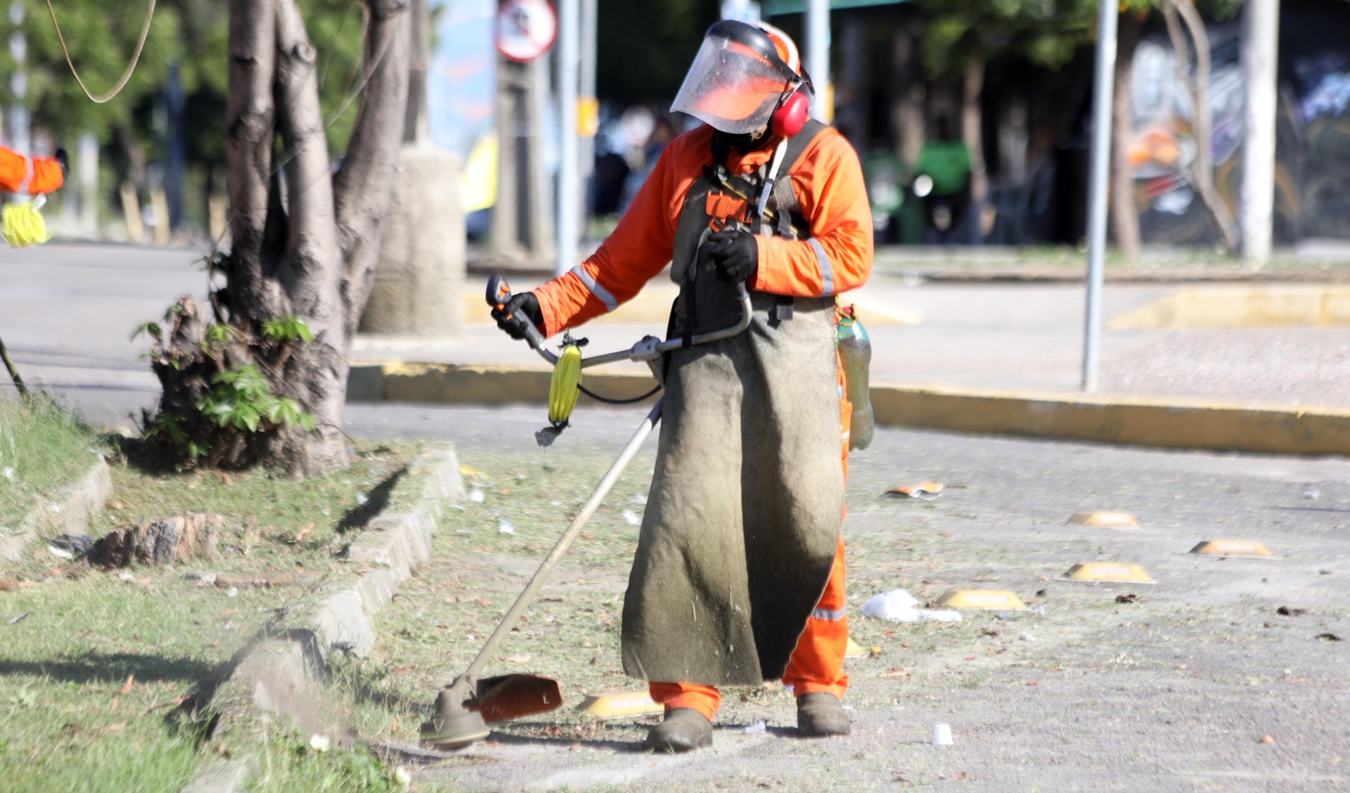 homem capinando